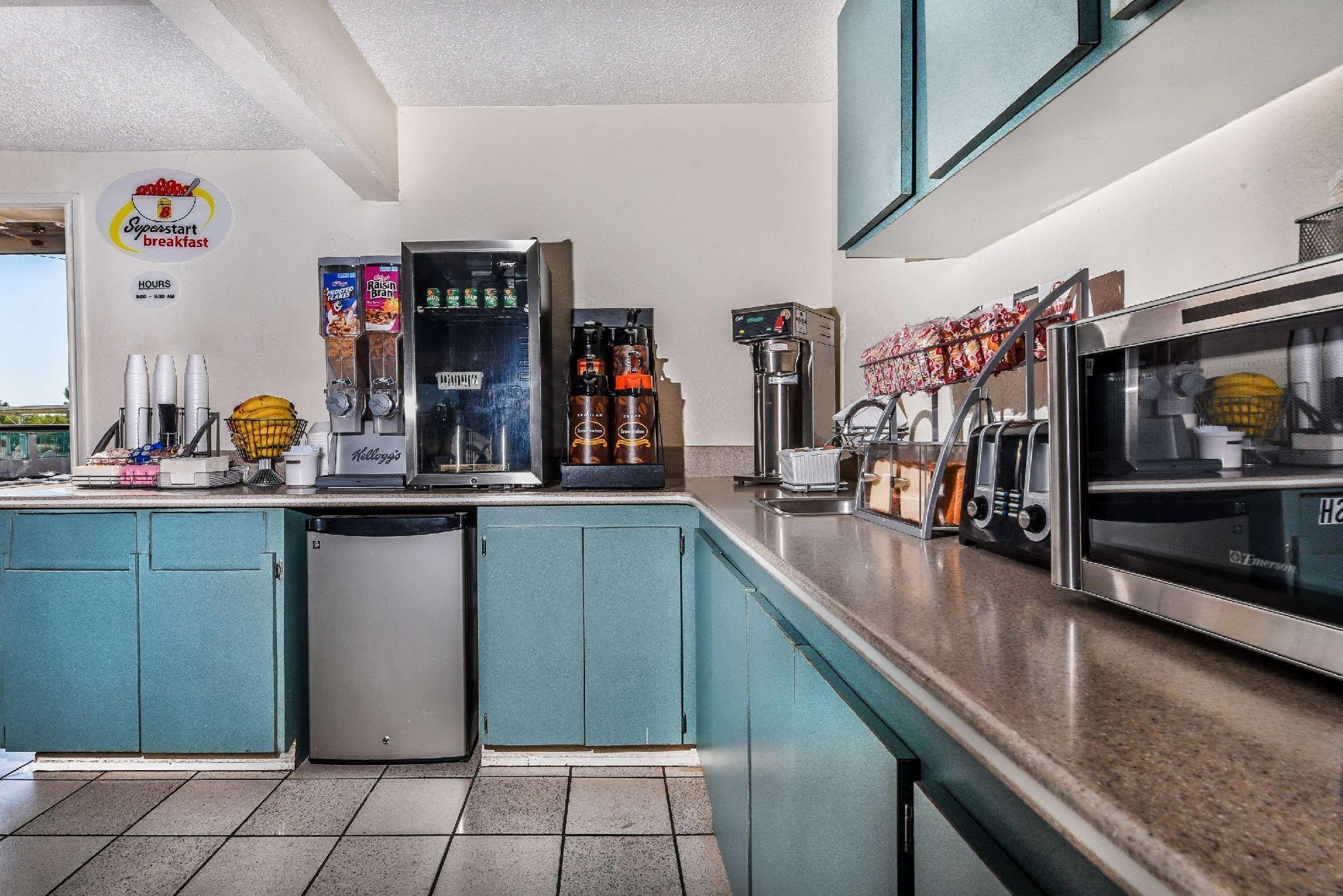 Super 8 By Wyndham North