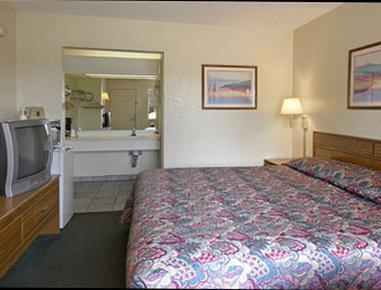 Super 8 By Wyndham North